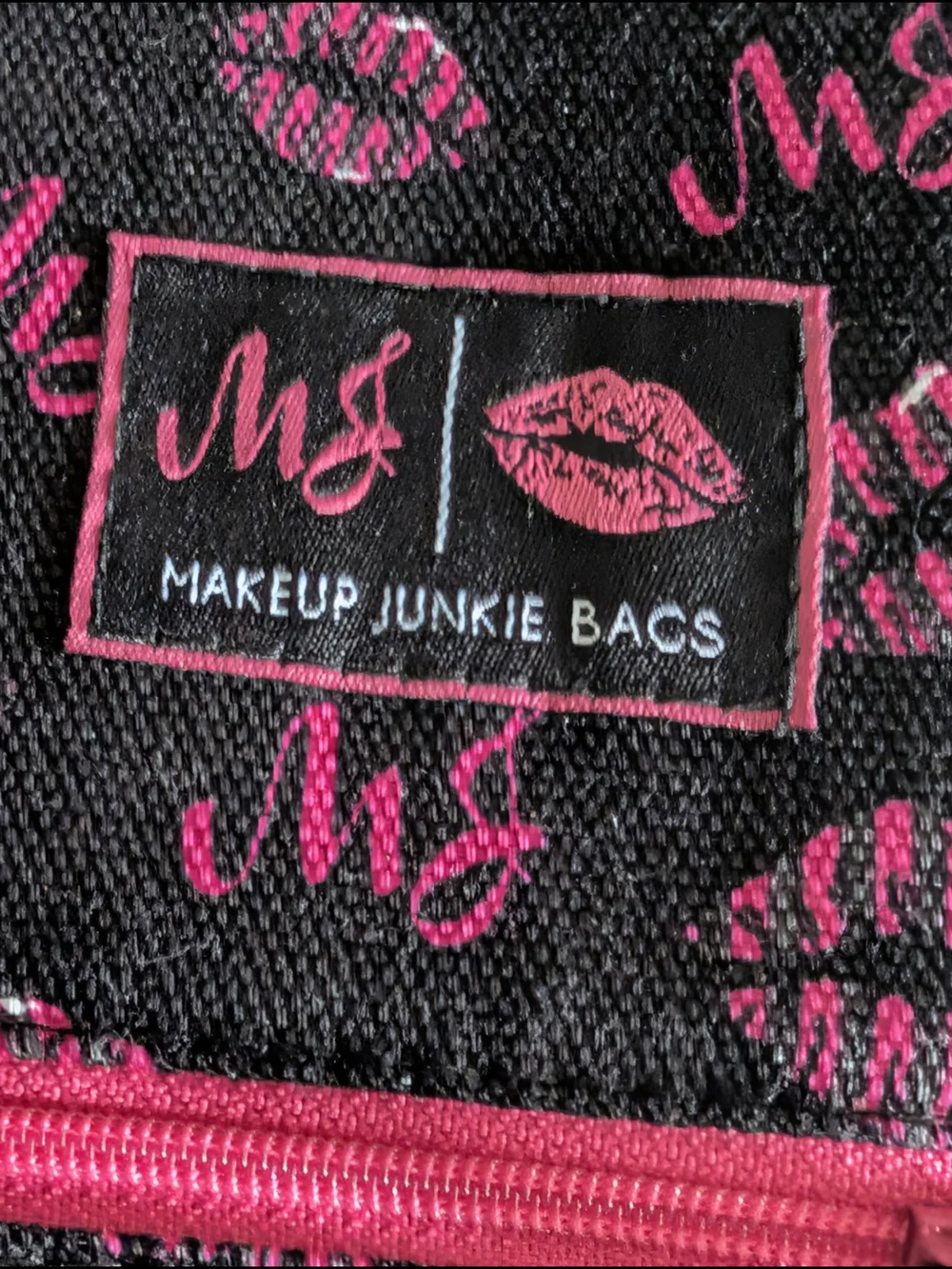 NWT'S Makeup Junkie Bags~Kiss Print Set~Mini & Large Flat Lay